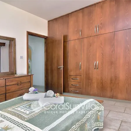 Family Short Walk To Coral Bay Strip 5 Min And Pub, Shops Etc