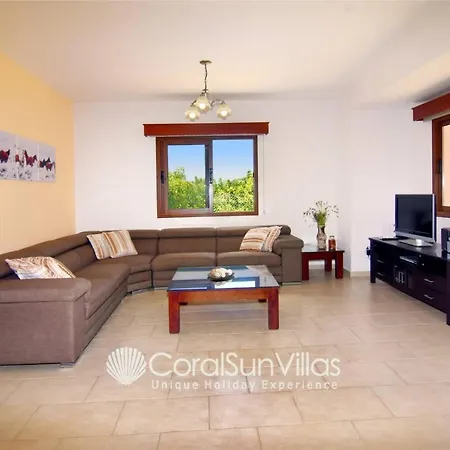 Villa Family Short Walk To Coral Bay Strip 5 Min And Pub, Shops Etc Peyia