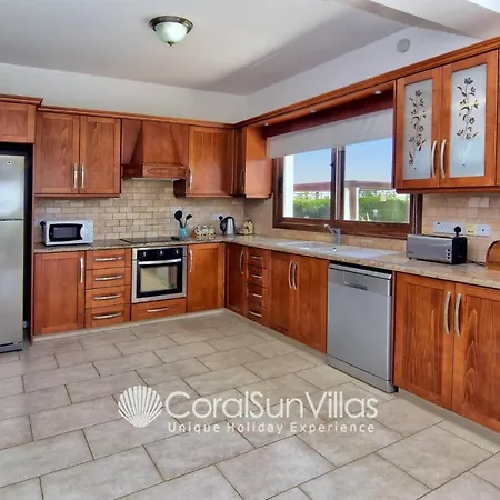 Family Short Walk To Coral Bay Strip 5 Min And Pub, Shops Etc فيلة *