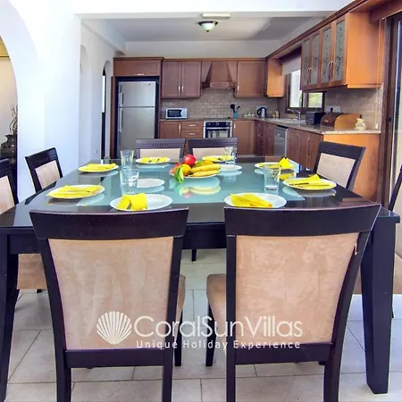 Family Short Walk To Coral Bay Strip 5 Min And Pub, Shops Etc Villa *