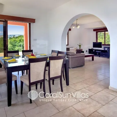 Family Short Walk To Coral Bay Strip 5 Min And Pub, Shops Etc Peyia