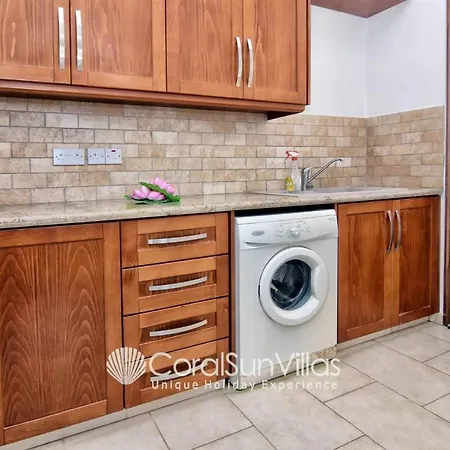 Family Short Walk To Coral Bay Strip 5 Min And Pub, Shops Etc بييا