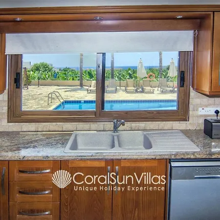 Family Short Walk To Coral Bay Strip 5 Min And Pub, Shops Etc * Peyia