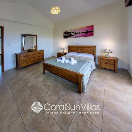 Family Short Walk To Coral Bay Strip 5 Min And Pub, Shops Etc * Peyia