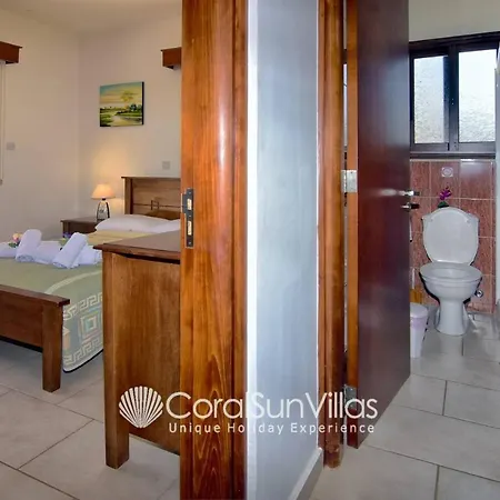 Family Short Walk To Coral Bay Strip 5 Min And Pub, Shops Etc * Peyia
