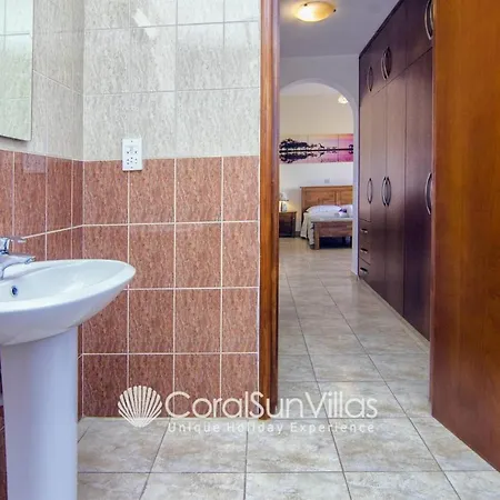 Family Short Walk To Coral Bay Strip 5 Min And Pub, Shops Etc فيلة *