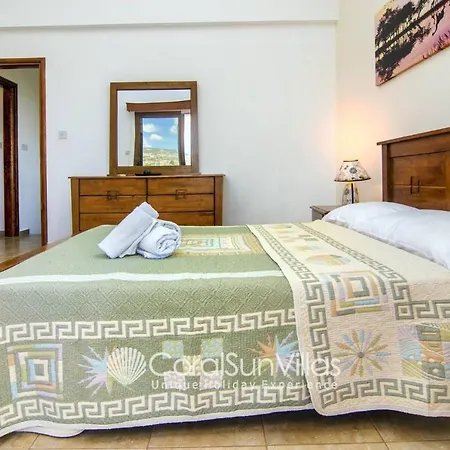 Family Short Walk To Coral Bay Strip 5 Min And Pub, Shops Etc Peyia