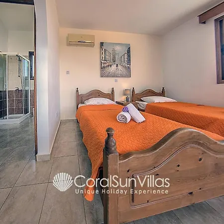 Family Short Walk To Coral Bay Strip 5 Min And Pub, Shops Etc *