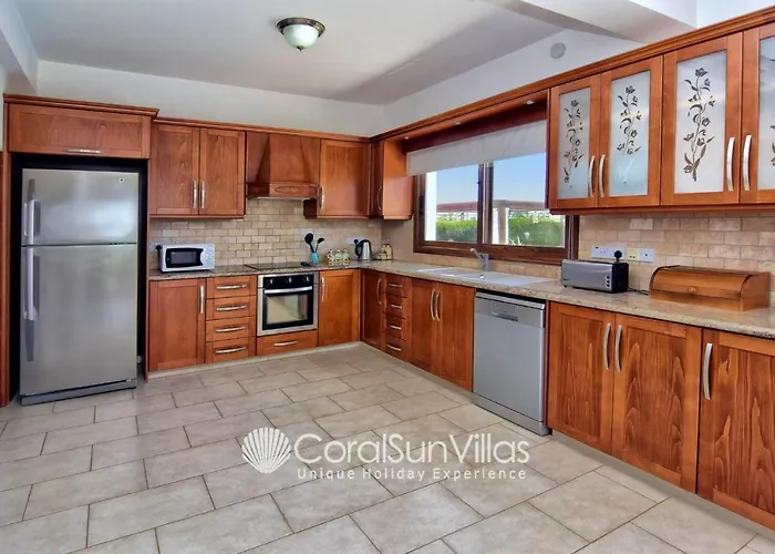 Family Short Walk To Coral Bay Strip 5 Min And Pub, Shops Etc Villa *