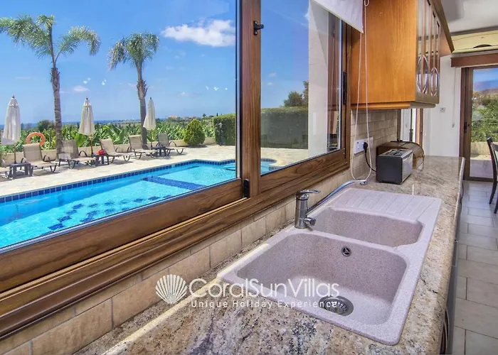 Villa Family Short Walk To Coral Bay Strip 5 Min And Pub, Shops Etc Peyia