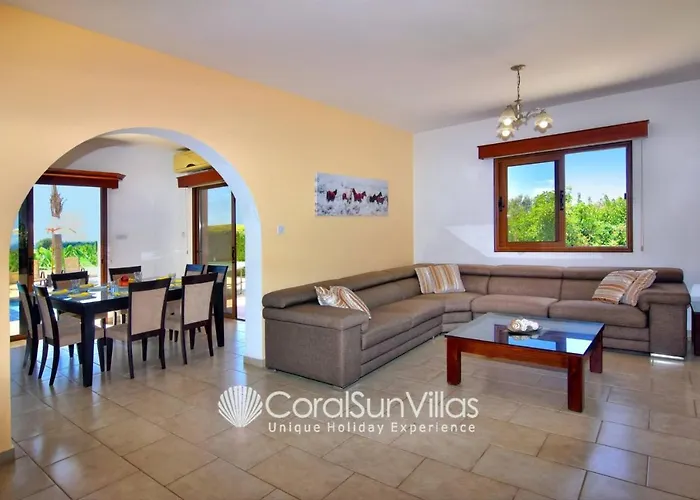 Family Short Walk To Coral Bay Strip 5 Min And Pub, Shops Etc Villa *