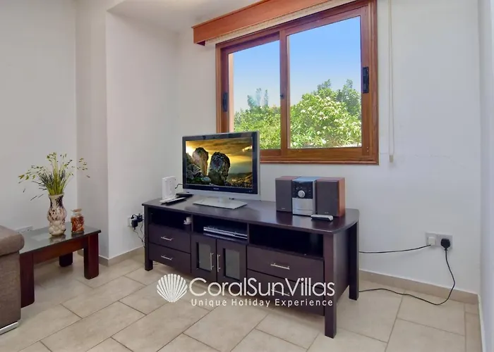 Villa Family Short Walk To Coral Bay Strip 5 Min And Pub, Shops Etc *