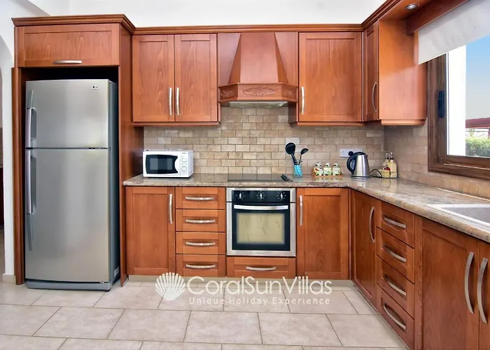 Family Short Walk To Coral Bay Strip 5 Min And Pub, Shops Etc Peyia