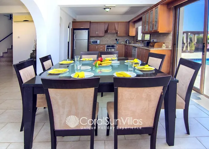 Family Short Walk To Coral Bay Strip 5 Min And Pub, Shops Etc Villa *