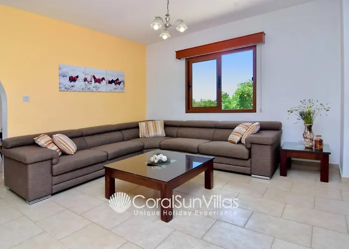 Family Short Walk To Coral Bay Strip 5 Min And Pub, Shops Etc Villa