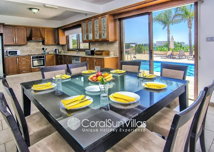 Family Short Walk To Coral Bay Strip 5 Min And Pub, Shops Etc Peyia