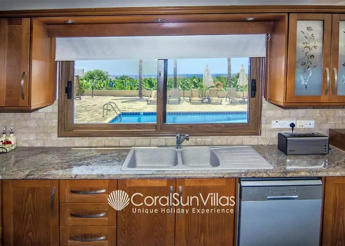 Family Short Walk To Coral Bay Strip 5 Min And Pub, Shops Etc * Peyia