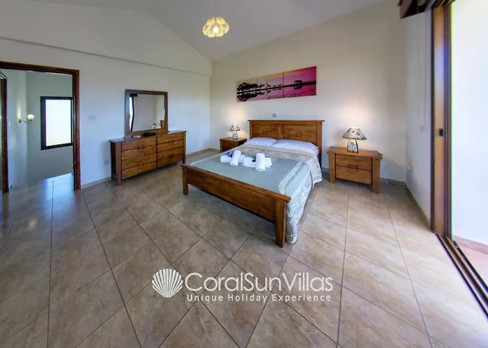 Family Short Walk To Coral Bay Strip 5 Min And Pub, Shops Etc * Peyia