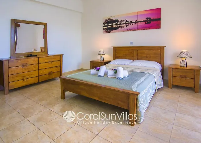 Villa Family Short Walk To Coral Bay Strip 5 Min And Pub, Shops Etc