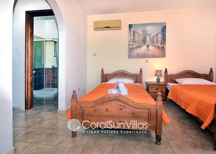 Family Short Walk To Coral Bay Strip 5 Min And Pub, Shops Etc Villa