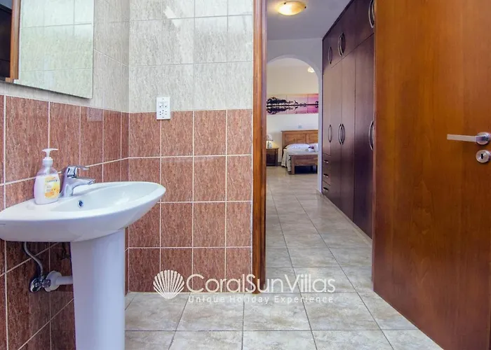 Family Short Walk To Coral Bay Strip 5 Min And Pub, Shops Etc Villa *