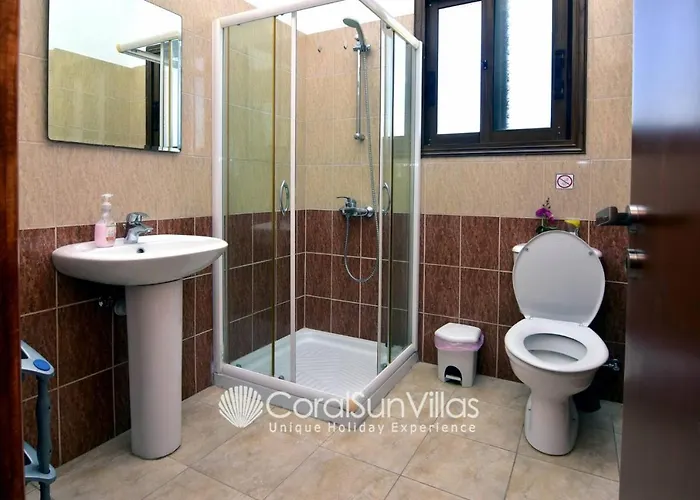 Villa Family Short Walk To Coral Bay Strip 5 Min And Pub, Shops Etc