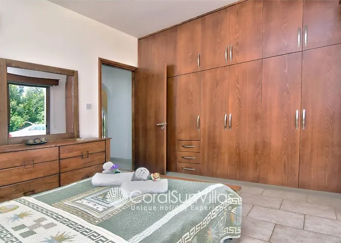 Family Short Walk To Coral Bay Strip 5 Min And Pub, Shops Etc