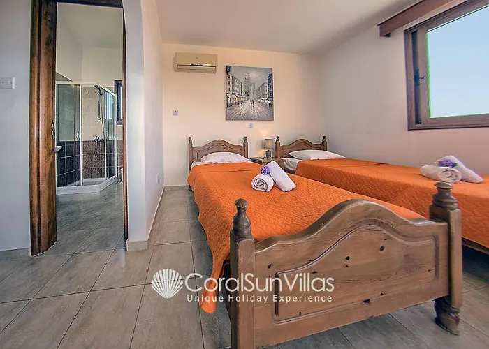 Family Short Walk To Coral Bay Strip 5 Min And Pub, Shops Etc *